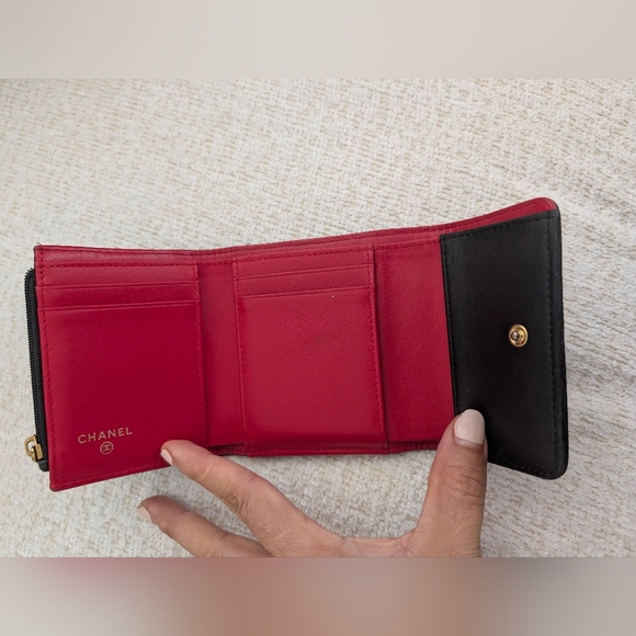 Chanel Chic Black Quilted Leather Wallet - Picture 3 of 4